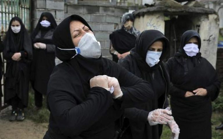 سنت غلط اطعام دهی و پذیرایی خانواده متوفی از خیل میهمانان ، کمر شکن شده است